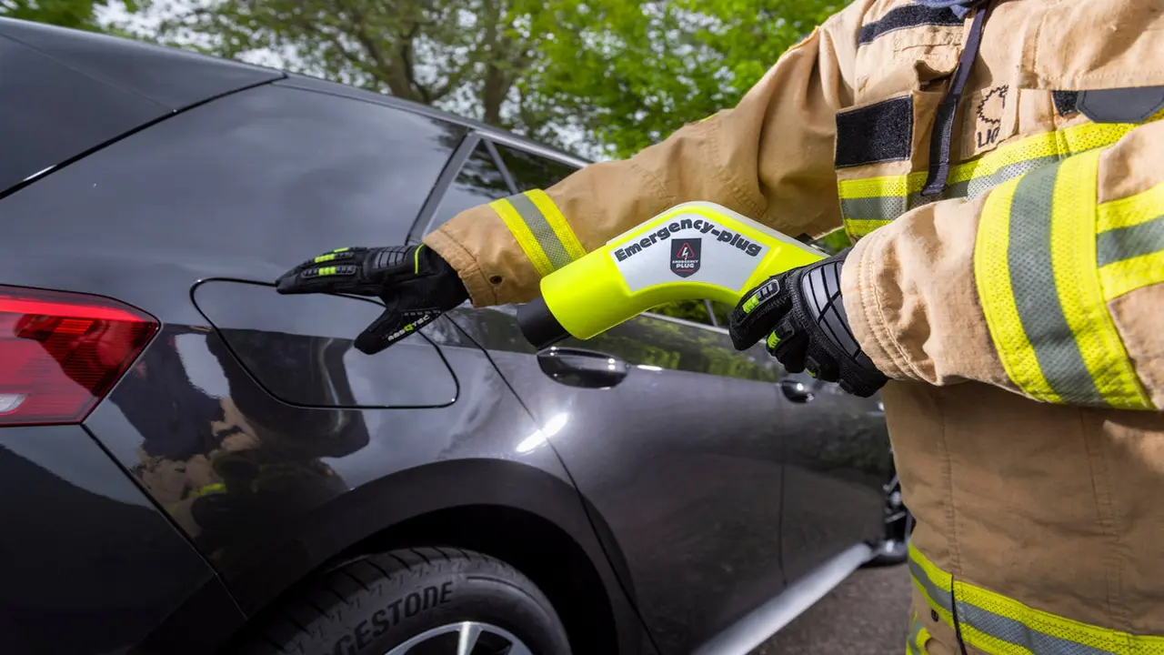 Emergency Plug Nedir? İtfaiyenin Elektrikli Araçlarda Kullanımı Emergency Plug Nedir? İtfaiyenin Elektrikli Araçlarda Kullanımı